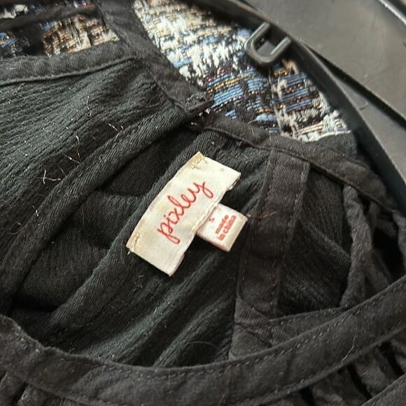 Cute open detail on shoulders top tank - Picture 6 of 6